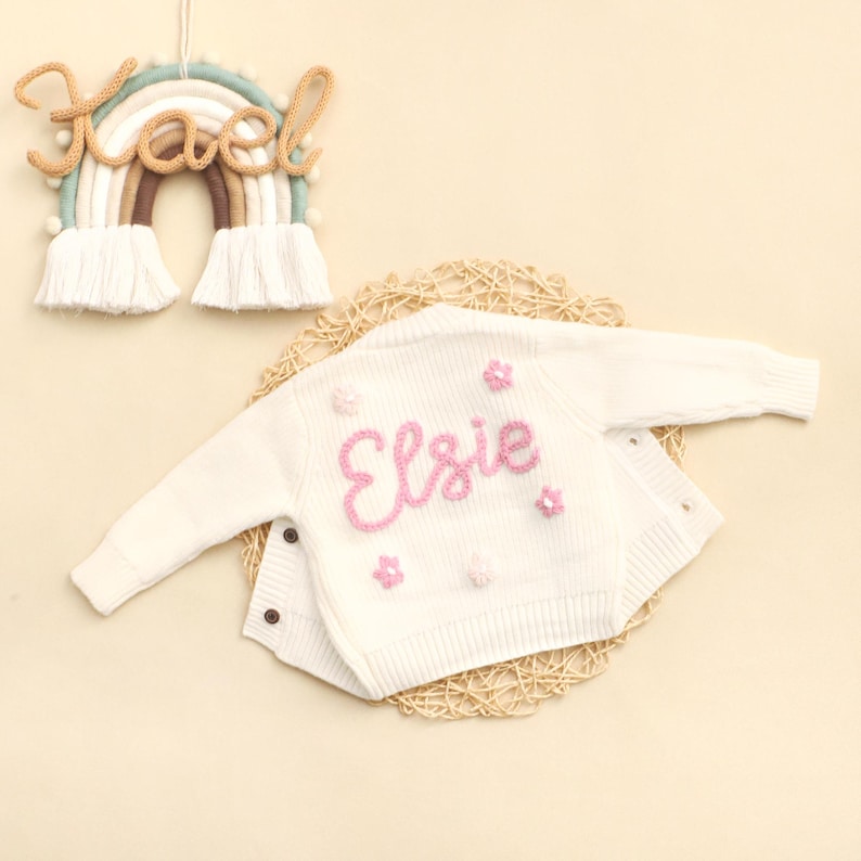 Baby-Strickjacke mit benutzerdefiniertem Namen, Handgestrickte personalisierte Strickjacke, bestickte Strickjacke mit Namen, Neugeborenen Strickjacke, Babypartygeschenke Bild 11