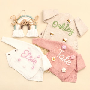 Baby-Strickjacke mit benutzerdefiniertem Namen, Handgestrickte personalisierte Strickjacke, bestickte Strickjacke mit Namen, Neugeborenen Strickjacke, Babypartygeschenke Bild 14