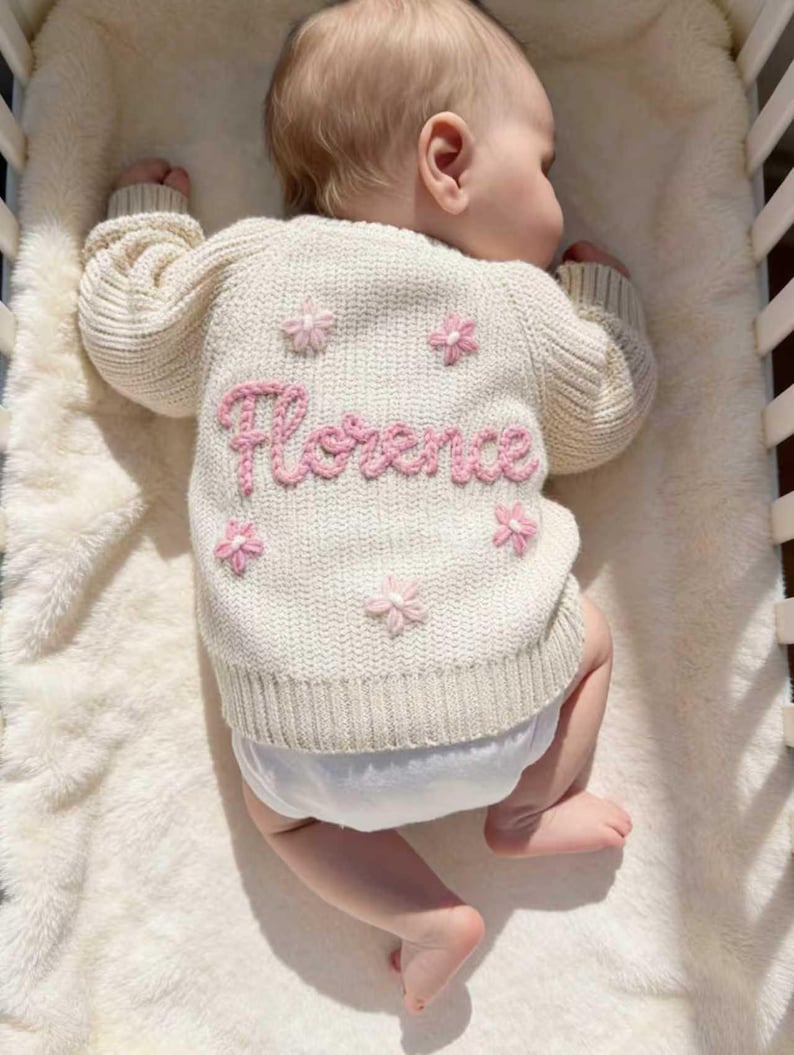 Baby-Strickjacke mit benutzerdefiniertem Namen, Handgestrickte personalisierte Strickjacke, bestickte Strickjacke mit Namen, Neugeborenen Strickjacke, Babypartygeschenke Bild 1
