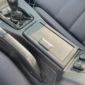 Op de afbeelding: Een set van drie keramische mokken met een gespikkelde, matte afwerking. De mokken zijn in de kleuren crème, lichtgrijs en donkergrijs. Elke mok heeft een eenvoudig, minimalistisch ontwerp, perfect voor koffie of thee.