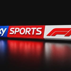 Op de afbeelding: Een 3D-logo voor Sky Sports en Formule 1. Het Sky Sports-gedeelte is blauw en rood met witte tekst. Het Formule 1-logo is rood op een witte achtergrond. Het logo staat op een reflecterend zwart oppervlak.
