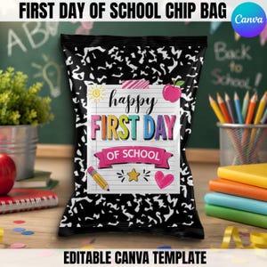 Könnte beinhalten: Eine Chipstüte mit schwarz-weißem Notizbuchmuster und einem zentralen weißen Etikett mit dem Text happy FIRST DAY OF SCHOOL. Das Design enthält eine gelbe Sonne, einen roten Apfel, einen gelben Bleistift, einen gelben Stern und ein rosa Herz.