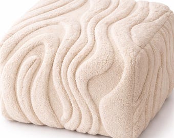 Cremefarbener texturierter Würfel-Fußhocker, handgetufteter neuseeländischer Woll-Sitzhocker Ottomane, moderner weißer gewellter Bodenhocker, minimalistischer Boucle-Akzent-Tritthocker