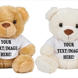 Può includere: Due orsacchiotti di peluche, uno marrone chiaro e uno bianco, ognuno con una maglietta bianca. Le magliette mostrano il testo "YOUR TEXT/IMAGE HERE!" in nero. Gli orsi hanno nasi e occhi marroni.