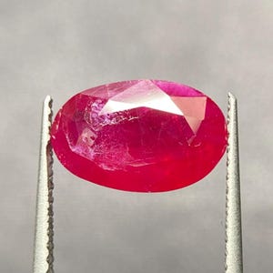 Natural heated rubyTop Quality oval shap weight.2.60carat size:11 x 7 mm vebriant best for ring