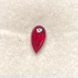 Corindone naturale di alta qualità color sangue, cabochon di rubino a forma di pera, peso 1,30 carati, dimensioni: 9 x 5 mm, brillante, ideale per anelli.