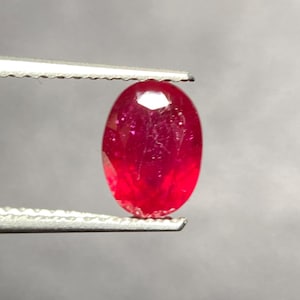 Könnte beinhalten: Handgefertigtes Holzschild mit dem Text "Welcome to our home" in handschriftlichem Stil. Das Schild ist weiß lackiert mit schwarzer Schrift und einem Used-Look, geeignet für den Innen- und Außenbereich.