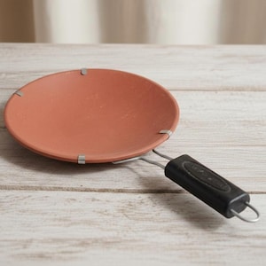 Handgjord terrakotta Roti Tawa med handtag, naturlig lerpanna, traditionellt lergods