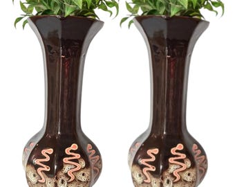 質感のある素朴な円錐形のダークブラウン陶器の花瓶、手作りの陶器の