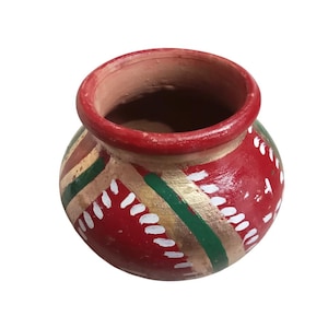 Puede incluir: Pequeña maceta redonda de terracota con exterior rojo, adornada con diseños pintados en oro, verde y blanco. El borde también es rojo. Adecuada para plantas pequeñas o como objeto decorativo.