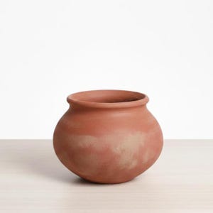 Jarrón redondo de terracota hecho a mano, cerámica rústica india para decoración del hogar.