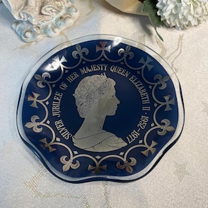 Vintage Silver Jubilee Plate – Queen Elizabeth II 1952–1977 – Blue Glass Commemorative Dish – Royal Memorabilia UK Souvenir