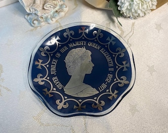 Plato conmemorativo vintage del Jubileo de Plata – Reina Isabel II 1952-1977 – Plato conmemorativo de vidrio azul – Recuerdos reales del Reino Unido