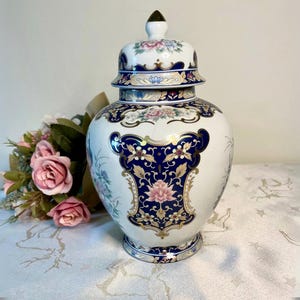Vintage Shudehill Peacock Ginger Jar - Blaue und weiße Keramik mit Gold - Blumentopf mit Deckel - Chinoiserie Home Decor - Made in England