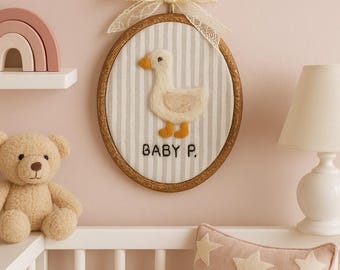 Créoles personnalisés en feutre avec prénom pour bébé : décoration murale faite main pour chambre d'enfant