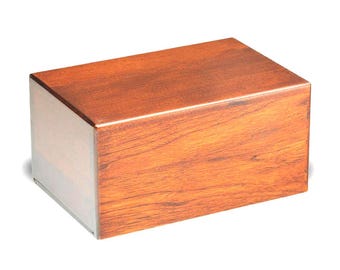 Peut inclure: Une boîte rectangulaire en bois avec une finition grain de bois brun rougeâtre. La boîte a un design épuré et moderne avec une surface lisse et brillante. Les bords semblent être d'une couleur plus claire, peut-être en métal.