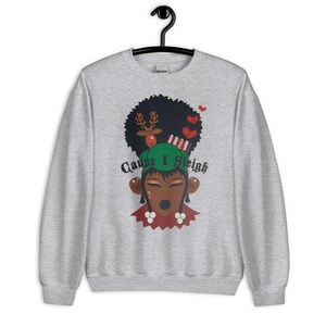 Könnte beinhalten: Ein graues Sweatshirt mit einer Grafik einer schwarzen Frau mit einem Weihnachtselfen-Hut und Rentiergeweih. Der Text "Cause I Sleigh" ist darunter gedruckt. Rote Herzen und weiße Akzente vervollständigen das Design.