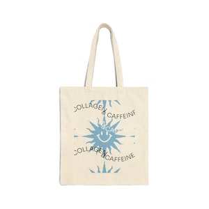 Puede incluir: Bolso tote de color crema con un diseño de sol azul y las palabras "COLLAGEN & CAFFEINE" impresas. El sol tiene una cara sonriente en el centro. El bolso tiene dos asas para llevar.