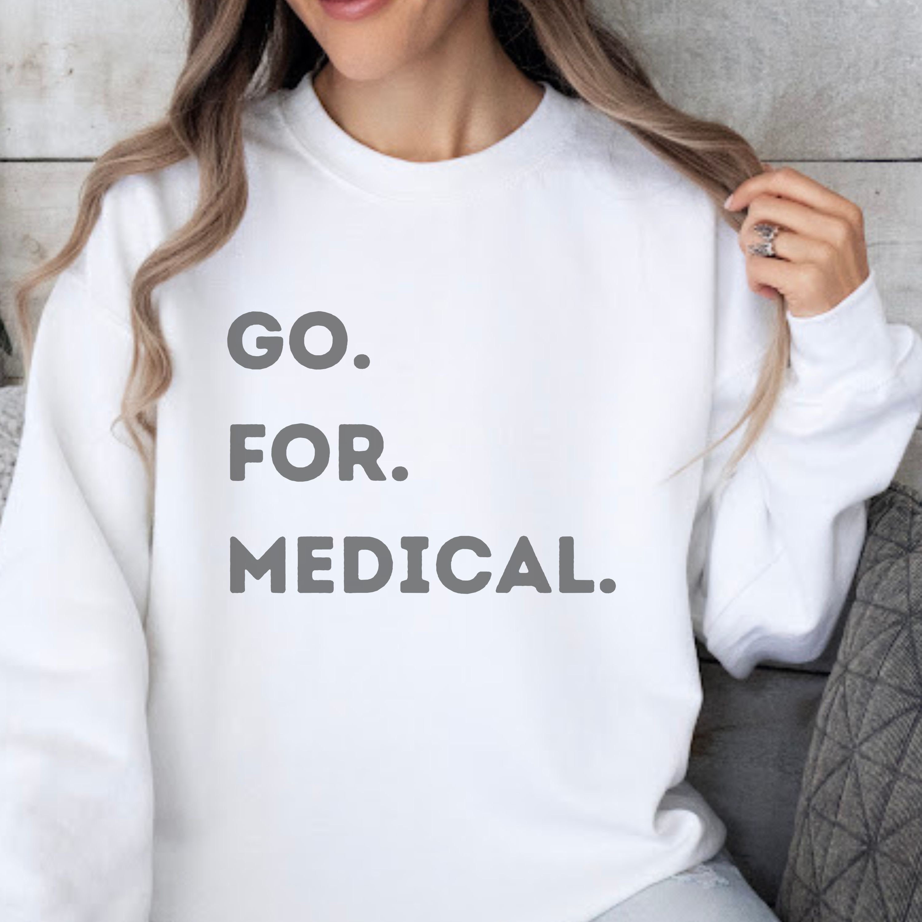 Go For Medical con manga de enfermera correccional y sudadera con gráfico en la espalda con bandera desgastada