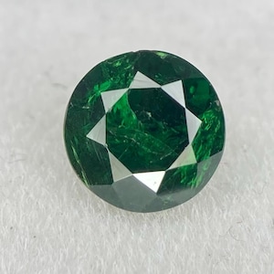Natural Tsavorite Green Garnet Faceted Round Shape for ring and jewelry 1.50 Carats 7x5mm