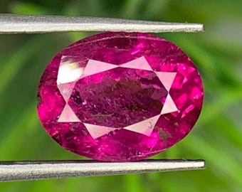 Turmalina Rubelita Natural 2,10 Quilates, Lapidação Oval, 7x9x4,5 mm, Cor Rosa-Vermelho Intenso, Gema Solta para Joias, Qualidade AAA