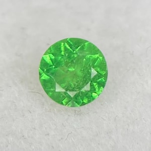 Natural Tsavorite Green Garnet Faceted Round Shape for ring and jewelry 0.65 Carats 5.4x3.2mm