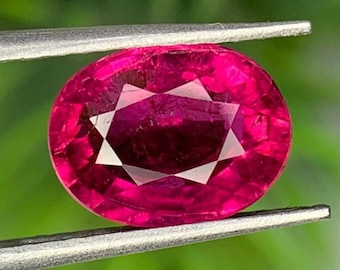 Turmalina Rubelita Natural 1,60 Quilates, Lapidação Oval, 6x8x4mm, Cor Rosa-Vermelho Vibrante, Gema Solta para Joias, Qualidade AAA