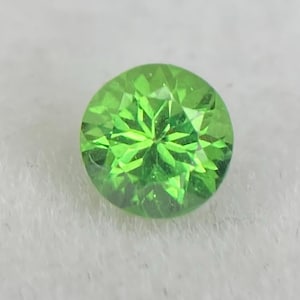 Natural Tsavorite Green Garnet Faceted Round Shape for ring and jewelry 0.60 Carats 5x3.6mm