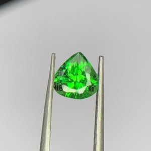 Natural Tsavorite Green Garnet Faceted Heart Shape for ring and jewelry 0.60 Carats 5.5x3.5mm