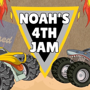 Peut inclure: Illustration de deux monster trucks, un jaune avec un visage menaçant et un bleu en forme de requin. Le texte "Noah's 4th Jam" est dans un triangle jaune. Des flammes sont en arrière-plan.