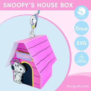 Peut inclure: Une boîte rose en forme de maison de Snoopy, avec une figurine de Snoopy sur le toit et une autre à la porte. La boîte porte une plaque signalétique "ZOE LUANA". L'image comprend le texte "Snoopy's House Box", "Silhouette", "Cricut", "SVG", et "Instant Download".