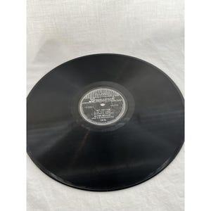 Op de afbeelding: Een zwarte vinylplaat met een wit en grijs label met de tekst "Brunswick" en "Got Rhythm" van Glenn Miller and His Orchestra. Een vintage muziek verzamelobject.