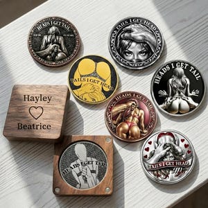 Könnte beinhalten: Eine weiße Keramik-Tasse mit schwarzem Henkel und dem Text "But First, Coffee" in fetter, schwarzer Schrift. Die Tasse steht vor einem verschwommenen Hintergrund, der eine gemütliche Umgebung andeutet.