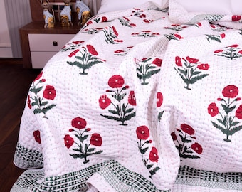 Trapunta Kantha a fiori rossi, copriletto in cotone stampato a mano con tecnica block print, biancheria da letto reversibile in stile boho.