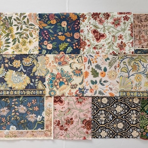 Puede incluir: Una colección de cuadrados de tela estampados con diseños florales y botánicos en varios colores. Las telas incluyen tonos de azul, naranja, rosa y verde, con patrones detallados de flores, hojas y otros elementos naturales. La disposición sugiere un patchwork o una muestra de tela.
