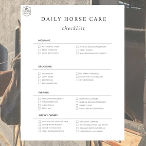 Może przedstawiać: Biała lista kontrolna zatytułowana "DAILY HORSE CARE" z listą zadań na rano, pielęgnację, wieczór i cotygodniowe prace. Lista kontrolna jest umieszczona na tle koni w stajni.