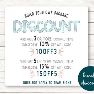 Puede incluir: Un cartel blanco con texto azul y rosa que dice "BUILD YOUR OWN PACKAGE DISCOUNT". El cartel enumera descuentos para la compra de 3 o m&aacute;s art&iacute;culos de f&uacute;tbol y 5 o m&aacute;s art&iacute;culos de f&uacute;tbol. El cartel tambi&eacute;n dice "DOES NOT APPLY TO TEAM SIGNS" y "bundle discount".
