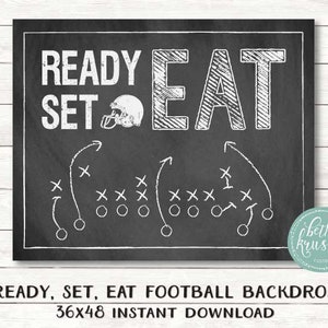 Puede incluir: Un letrero de pizarra negro y blanco con el texto "Ready Set Eat" y un diagrama de jugada de f&uacute;tbol americano. El letrero mide 91,44 cm por 121,92 cm.