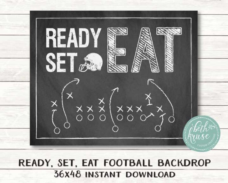 Puede incluir: Un letrero de pizarra negro y blanco con el texto "Ready Set Eat" y un diagrama de jugada de f&uacute;tbol americano. El letrero mide 91,44 cm por 121,92 cm.