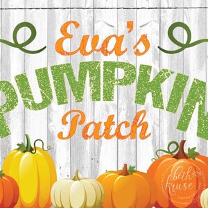 以下が含まれることがあります： 白い木製の背景に、緑とオレンジの文字で「Eva's Pumpkin Patch」と書かれた看板。画像の下段には、オレンジが2つ、白が2つ、黄色が1つの、合計5つのカボチャが並んでいます。