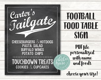 Può includere: Un cartello in ardesia bianco e nero con il testo "Carter's Tailgate" e un elenco di cibi che includono hamburger, hot dog, insalata di pasta, ali di pollo, patatine fritte, biscotti e cupcake. Il cartello include anche il testo "Touchdown Treats".