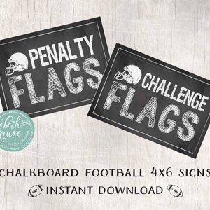 Puede incluir: Dos letreros negros de pizarra con texto blanco. Los letreros miden 4x6 pulgadas y presentan gr&aacute;ficos de tem&aacute;tica futbol&iacute;stica. El texto en los letreros dice "Penalty Flags" y "Challenge Flags".
