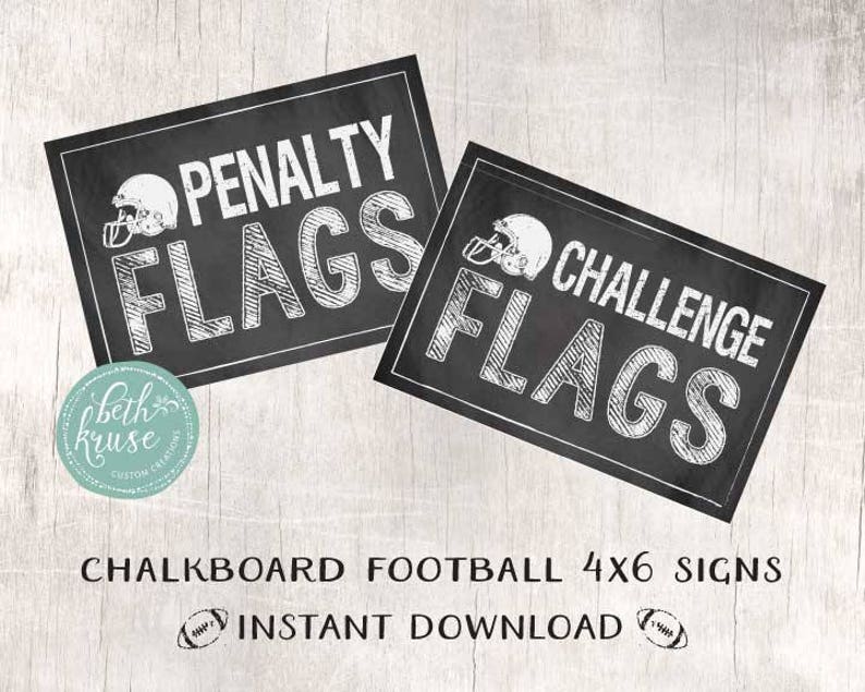 Puede incluir: Dos letreros negros de pizarra con texto blanco. Los letreros miden 4x6 pulgadas y presentan gr&aacute;ficos de tem&aacute;tica futbol&iacute;stica. El texto en los letreros dice "Penalty Flags" y "Challenge Flags".