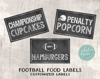 Può includere: Etichette in stile lavagna nera e bianca per una festa di football. Le etichette recitano "Championship Cupcakes", "Penalty Popcorn", "Hamburgers" e "Football Food Labels Customized Labels".