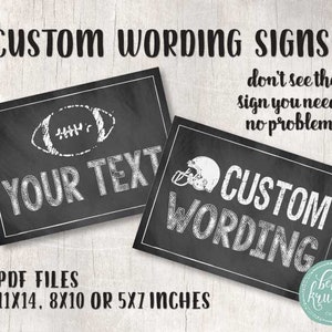 Puede incluir: Dos letreros negros de pizarra con texto blanco. El letrero de la izquierda tiene un gráfico de fútbol y dice "YOUR TEXT". El letrero de la derecha dice "CUSTOM WORDING". Los letreros están disponibles en 11x14, 8x10 o 5x7 pulgadas.