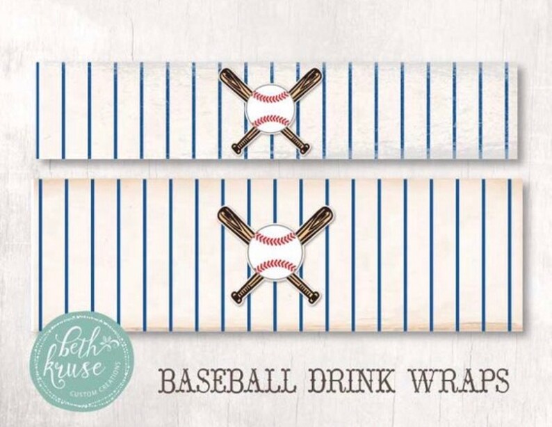 K&ouml;nnte beinhalten: Zwei druckbare Baseball-Getr&auml;nkeverpackungen mit wei&szlig;em Hintergrund und blauen Streifen. Die Verpackungen zeigen einen Baseball und gekreuzte Schl&auml;ger.