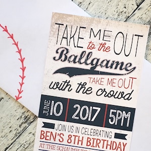 K&ouml;nnte beinhalten: Eine Baseball-Motto-Geburtstagseinladung mit dem Text "Take Me Out to the Ballgame" in rot-schwarzer Schrift. Die Einladung enth&auml;lt auch das Datum "June 10, 2017" und die Uhrzeit "5PM".