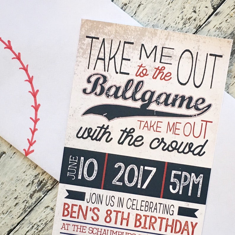 K&ouml;nnte beinhalten: Eine Baseball-Motto-Geburtstagseinladung mit dem Text "Take Me Out to the Ballgame" in rot-schwarzer Schrift. Die Einladung enth&auml;lt auch das Datum "June 10, 2017" und die Uhrzeit "5PM".