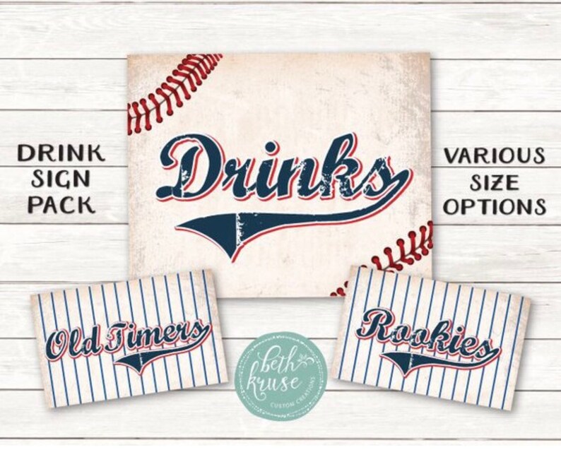 K&ouml;nnte beinhalten: Ein druckbarer Schild-Set f&uuml;r eine Baseball-Party. Das Hauptschild sagt "Drinks" in einer Vintage-Schriftart mit einem Baseball-Motiv. Zwei kleinere Schilder sagen "Old Timers" und "Rookies" mit einem Baseballfeld-Motiv.