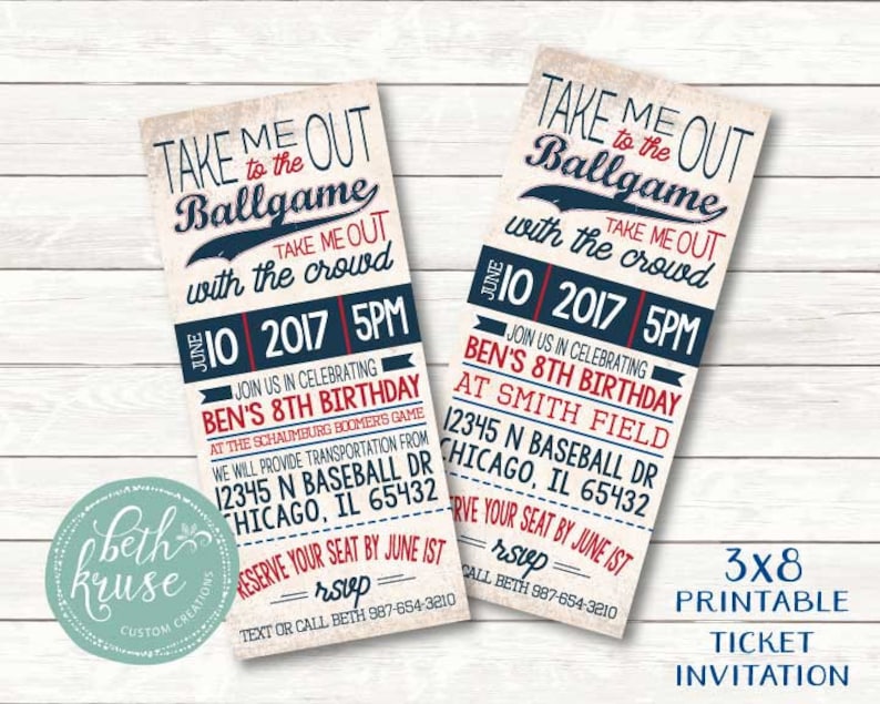 K&ouml;nnte beinhalten: Eine druckbare 3x8-Ticket-Einladung f&uuml;r eine Baseball-Geburtstagsparty. Die Einladung ist in den Farben Rot, Wei&szlig; und Blau gehalten und enth&auml;lt den Text "Take Me Out to the Ballgame" und "Take Me Out with the Crowd". Die Einladung enth&auml;lt Details f&uuml;r Bens 8. Geburtstagsparty am 10. Juni 2017 um 17:00 Uhr im Smith Field. Die Adresse lautet 12345 N Baseball Dr, Chicago, IL 65432. Die Einladung enth&auml;lt auch eine RSVP-Anfrage mit einer Telefonnummer.
